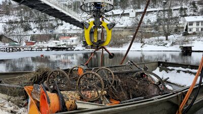 En båt full av sparkesykler, teiner, plast og sykler som er hentet opp fra Oslofjorden.