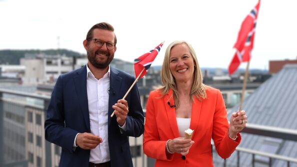 To personer med flagg
