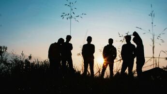 Silhouetter av ungdom i solnedgang.