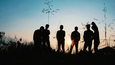 Silhouetter av ungdom i solnedgang.