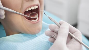 Tannlege sjekker tennene til et ungt barn.