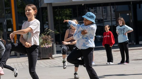 Barn danser utenfor Schous kulturstasjon