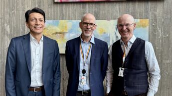 Tre bydelsdirektører står og smiler ved siden av hverandre.