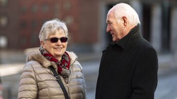 Et eldre par ute i byen.