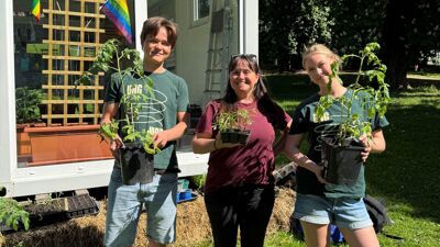 3 personer med planter på jobb
