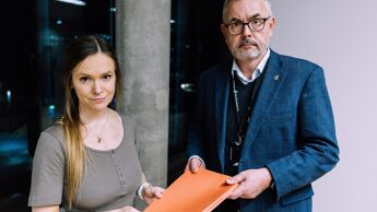 Bydelsdirektør Anders Berg overrekker bydelens forslag til budsjett for 2026 til BU-leder Mari Morken (A)