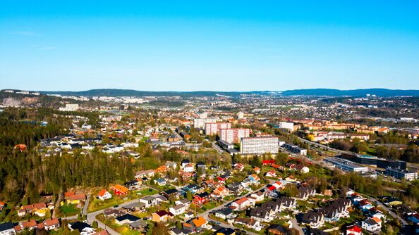 Dronefoto viser store deler av Bydel Grorud, tatt over delbydel Rødtvet.