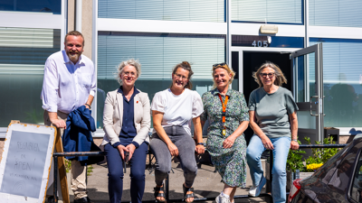 Gruppebilde med leder for Grorud bydelsutvalg, ansatte fra Nav Grorud og Kirkens Bymisjon, tatt fra innvielsen av I jobb, Grorud.