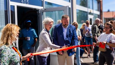 Foto viser en snor som klippes av leder for Grorud bydelsutvalg, Anders Røberg Larsen og Regionleder for Kirkens bymisjon, Nora Blaasvær.