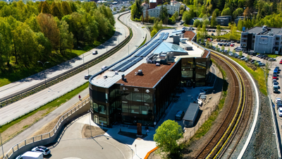 Dronefoto av Grorud bydelshus.