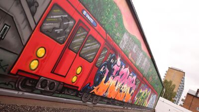 Detaljer fra den nye kunstveggen.