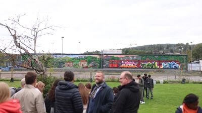 Den nye kunstveggen er fullt synlig fra arbeiderboligene på Grorudveien 3-5.