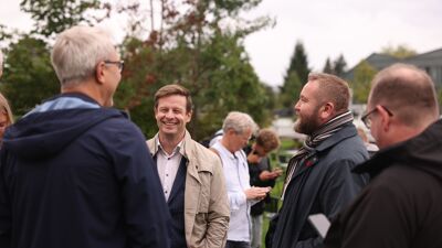 Konstituert bydelsdirektør Joar Sæterdal Vik og leder for Grorud bydelsutvalg Anders Røberg Larsen var begge med på å markere innvielsen.