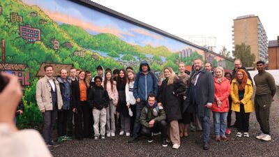 Gruppebilde med kunstnere, bidragsytere, prosjektmedarbeidere og ledere fra bydelen.