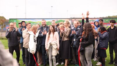 De involverte elevene fra Grorud skole fikk gleden av å innvie den nye kunstveggen.