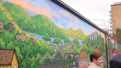 Detaljer fra den nye kunstveggen.