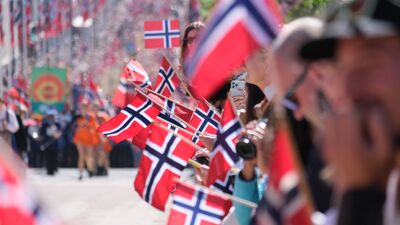 Flagg langs barnetoget på Karl Johan.