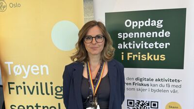 En kvinne står foran to rollups.
