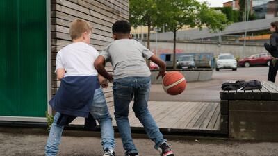 To barn som spiller basketball