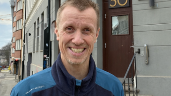 Mann med mørkt blond hår og blå jakke foran rusinstitusjonen Marcus Thranes hus.