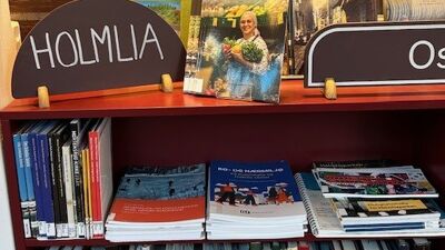 En bokhylle med mange bøker og rapporter