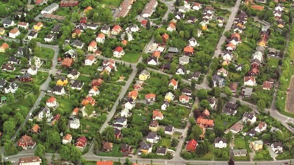 Område med mye grønt og småhus.