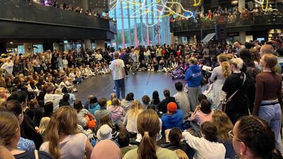 Masse ungdom og en danser.