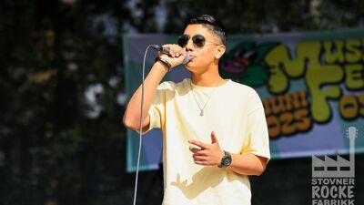 Ungdom med hvit t-skjorte og med mikrofon.