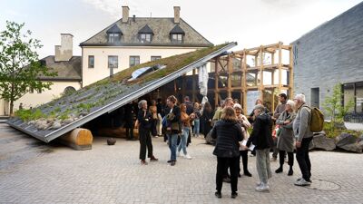 Mennesker på brostein.