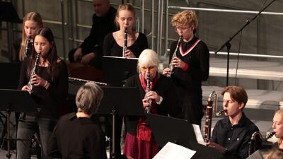 Musikanter i rådhussalen og mye publikum.