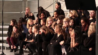 Musikanter i rådhussalen og mye publikum.