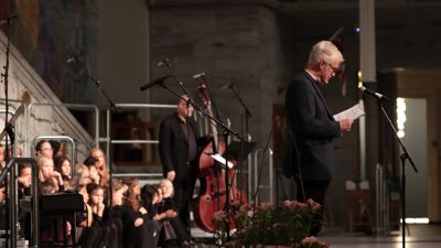 Musikanter i rådhussalen og mye publikum.