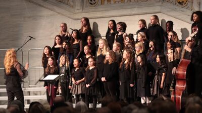 Musikanter i rådhussalen og mye publikum.