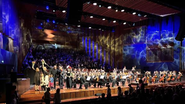 Orkester på scenen.