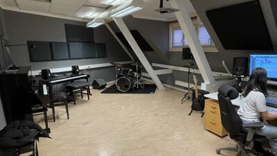 Musikkrom med instrumenter.