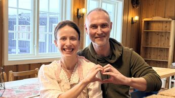 Martina og Fritz former et hjerte med hendene.