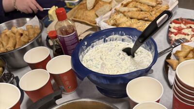 Ulike matretter på et bord. Hender som forbereder maten.