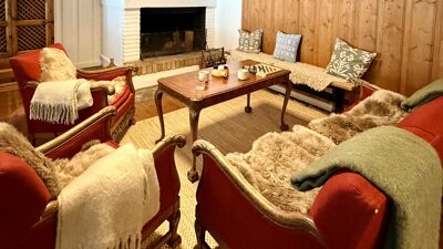 Sofaer og bord foran peisen på Linderudkollen.