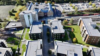 Bygningsfasader fotografert i fugleperspektiv