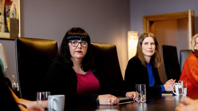 Byrådene i Oslo samlet rundt et møtebord.