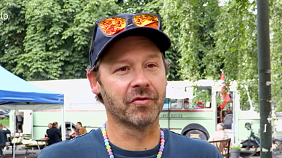 Mann med caps, skjegg og solbriller.