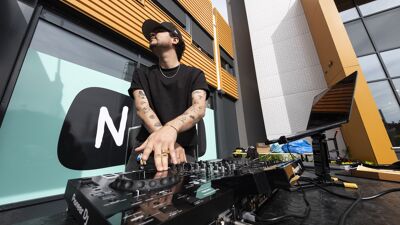 DJ ved miksebord.