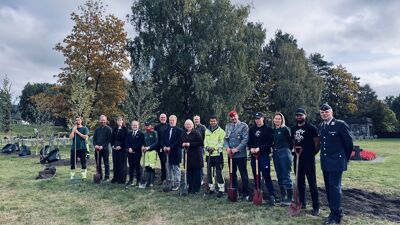 Treplanting på den tyske krigskirkegården.