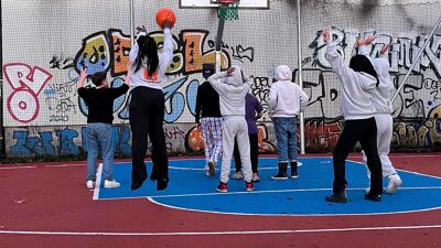 Ungdommer som spille basket.