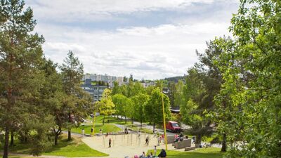 Verdensparken i Furuset. Barn leker i lekestativet i parken.