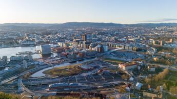 Oslo indre øst sett fra droneperspektiv, med park, bygninger og fjorden.