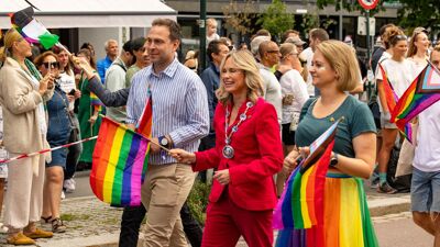 Oslos Ordfører Anne Lindboe går foran i Pride paraden i 2024, sammen med byråd for sosiale tjenester Julianne Ferskaug og leder for Oslo pride, Dan Bjørke.