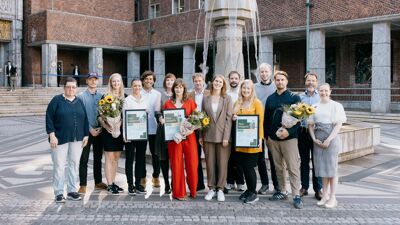 Bilde av vinnerne av Oslo miljøpris foran Oslo rådhus
