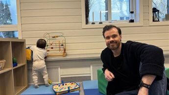 Eirik og Ruby koser seg i åpen barnehage