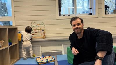 Eirik og Ruby koser seg i åpen barnehage